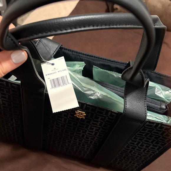 Tommy Hilfiger purse - Picture 4 of 6